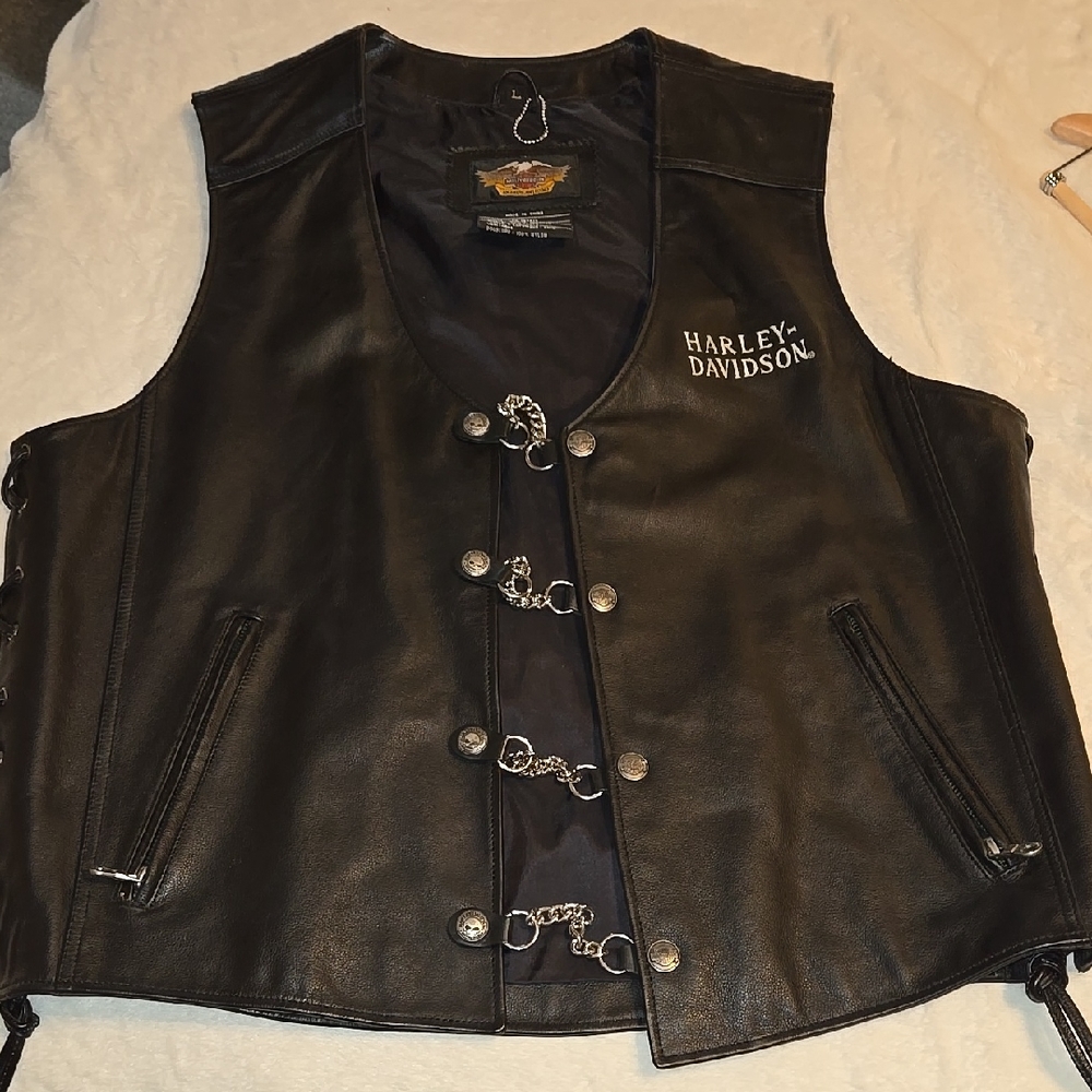 Harley-Davidson Black Leather Vest. On back RIDEFREE HARLEY.      DAVIDSON.
